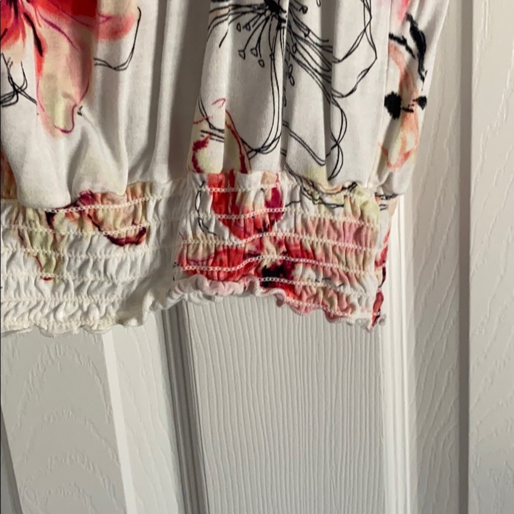 V neck floral top​ - Picture 4 of 4